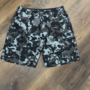 Under Armour Camouflage Cargo Shorts size 34